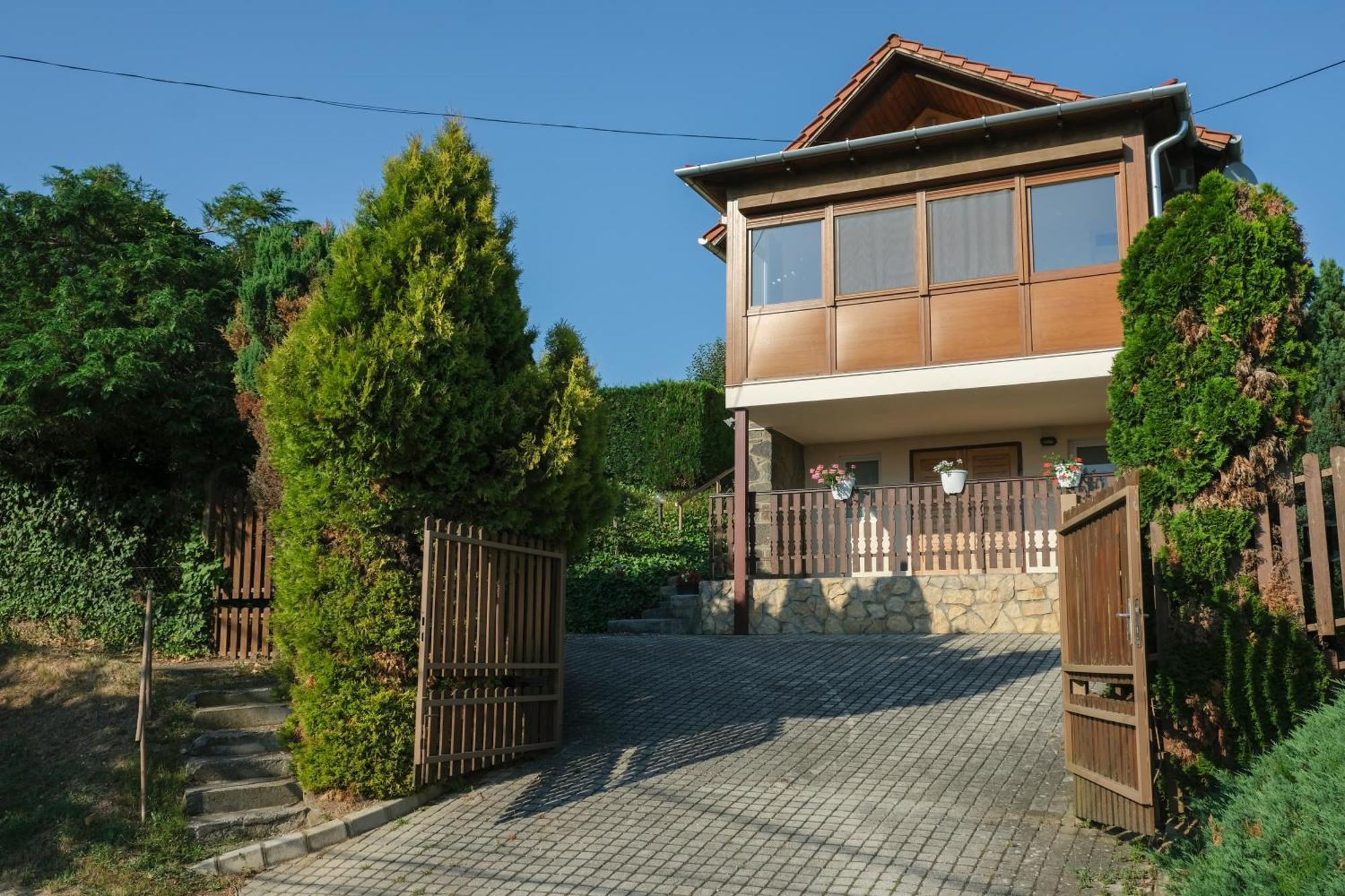 Panorama Apartmanhaz Sarvar Exterior photo